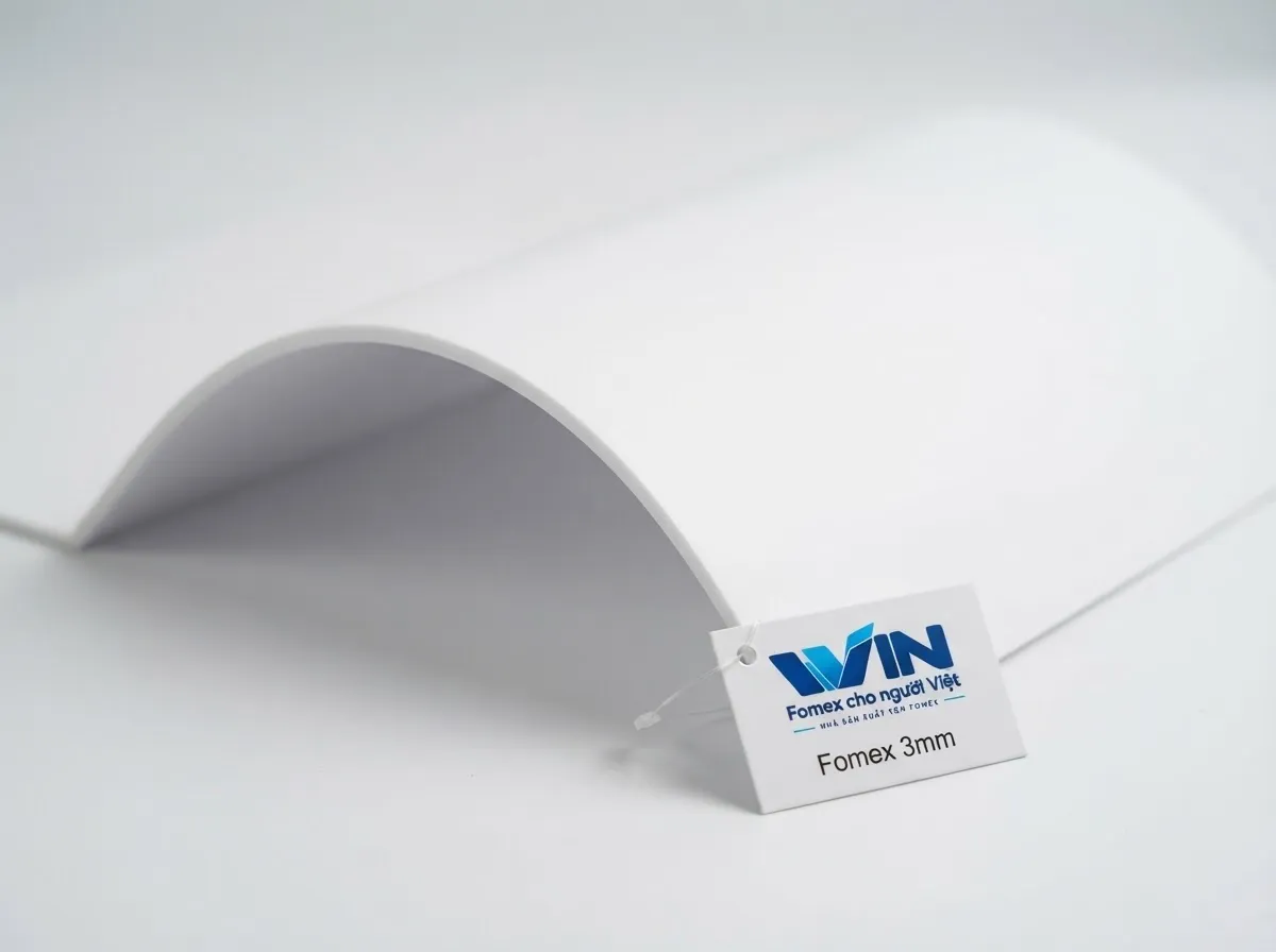 Tấm Fomex 3 ly uốn cong, thể hiện độ dẻo của tấm mỏng