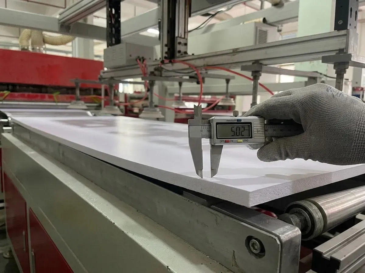 Đo độ dày tấm Fomex bằng thước kẹp điện tử trên dây chuyền